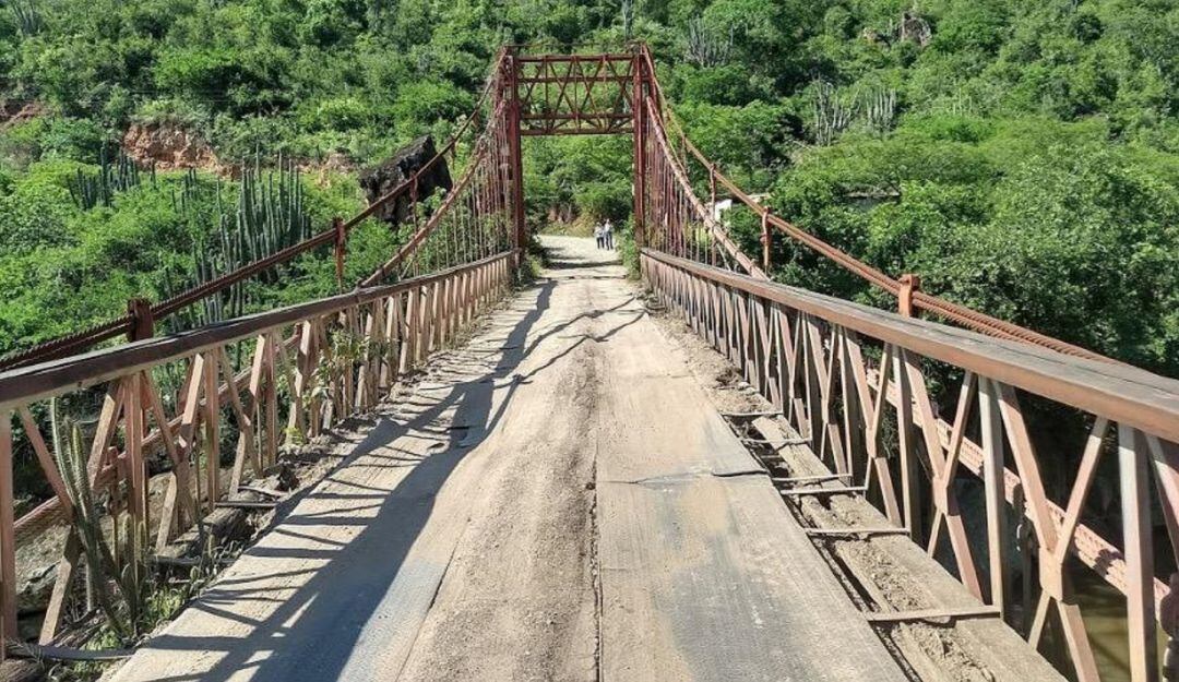 El puente esta sobre el río Cabrera.