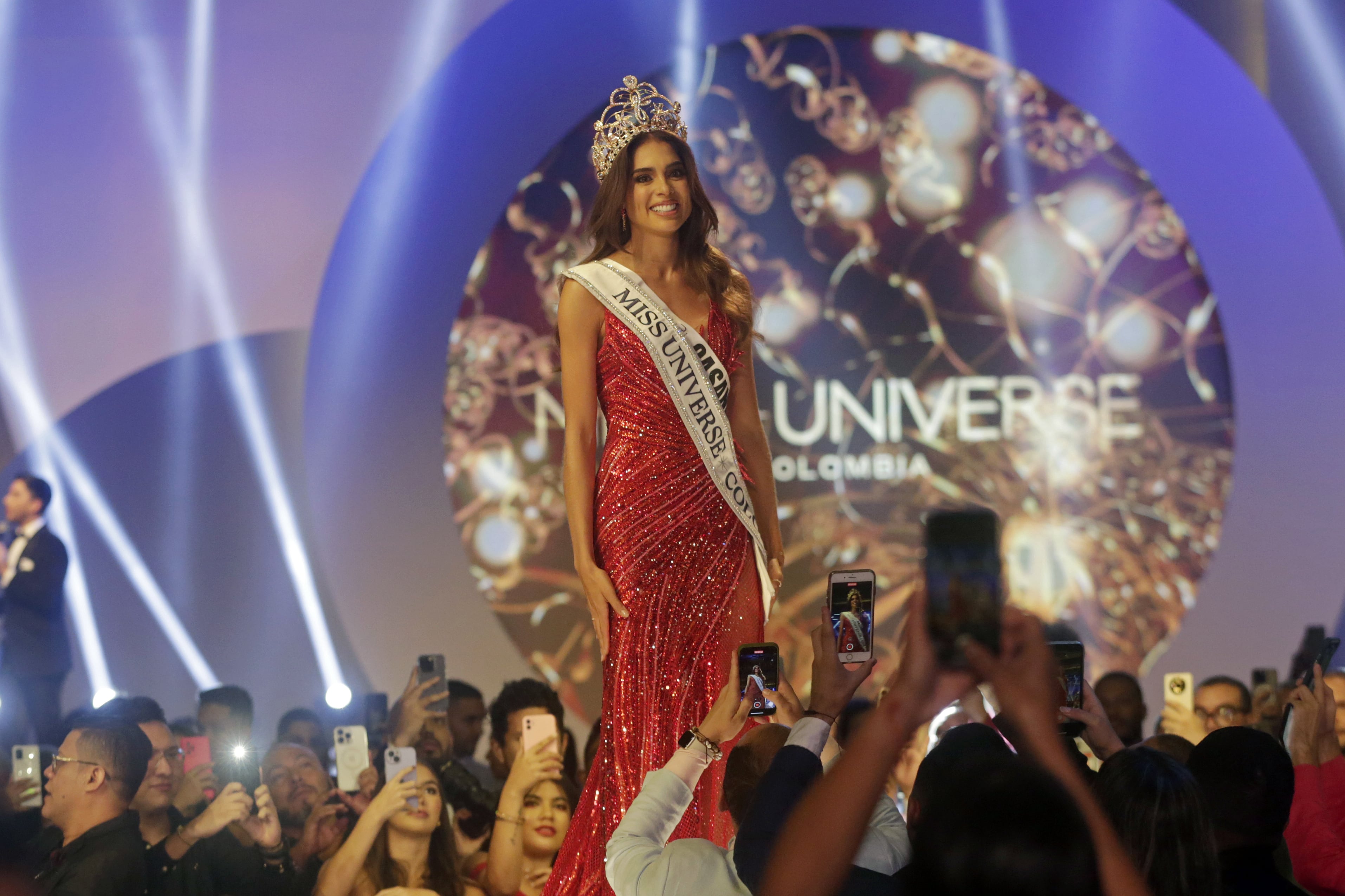 Camila Avella posa al ganar el concurso Miss Universe Colombia 2023, el 2 de septiembre de 2023, en Barranquilla. Avella es la primera Miss Universe nacional que gana estando casada y con una hija. EFE/ Ricardo Maldonado Rozo