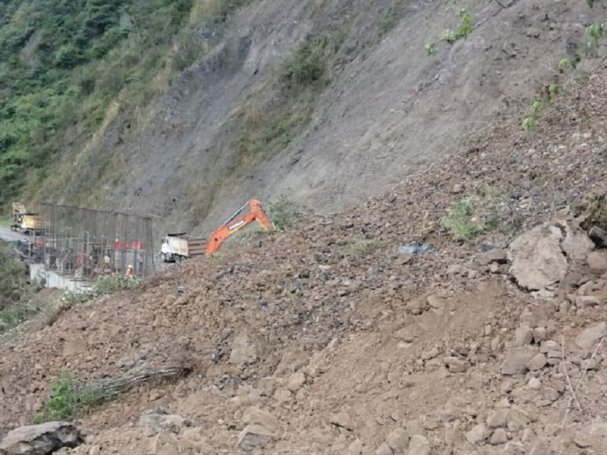 Por nuevos derrumbes, suspenden trabajos en la vía a Medellín-Urabá
