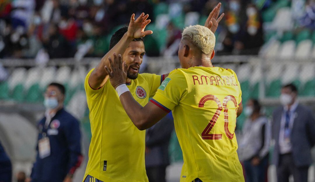 Andrés Andrade festeja junto a Roger Martínez el gol de Colombia.