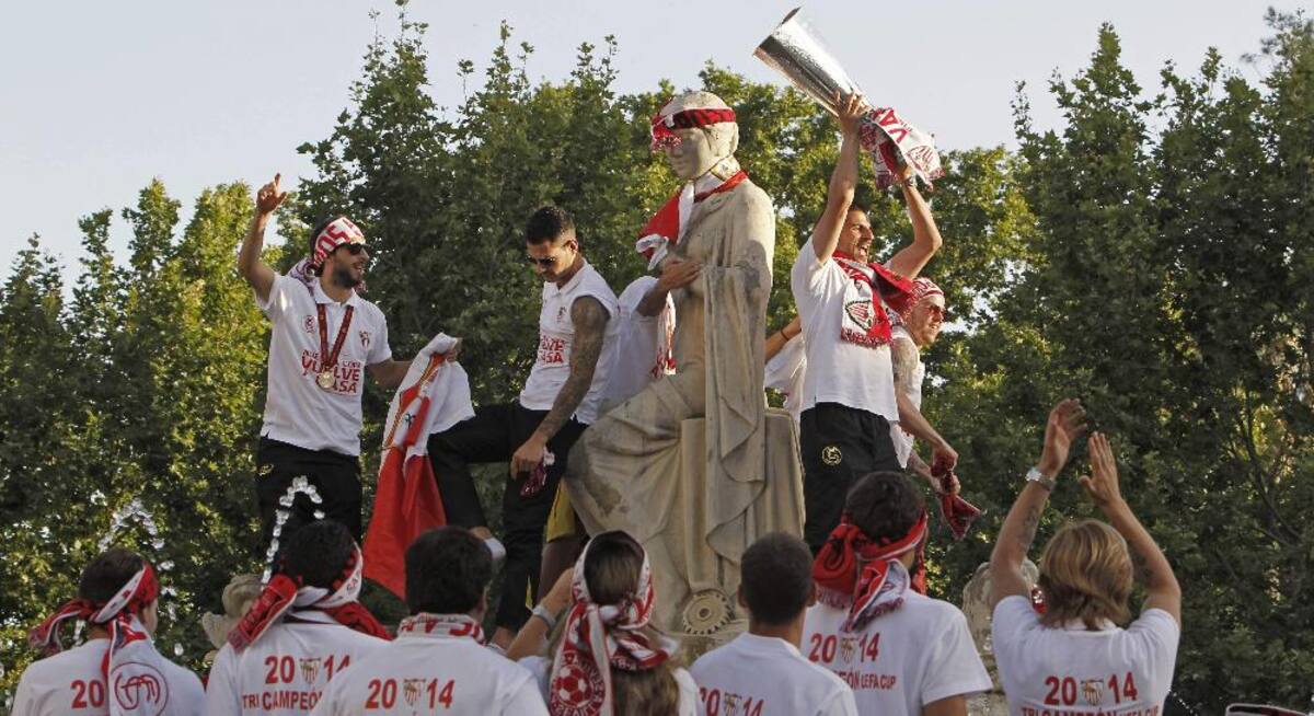 Sevilla, con el colombiano Carlos Bacca, que derrotó al Benfica y se coronó campeón de Europa por tercera vez, llegó a su ciudad y prendió la celebración con sus hinchas.