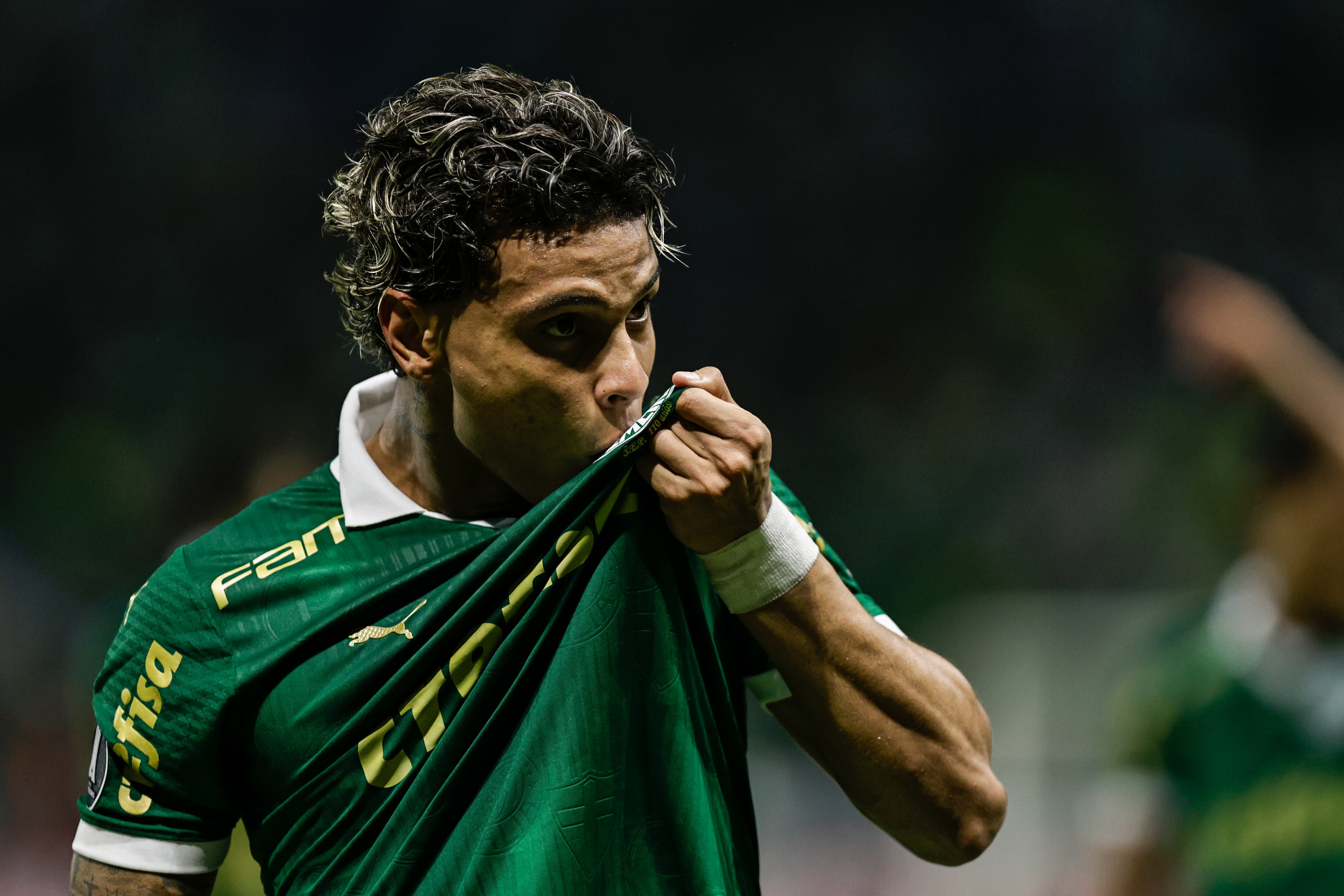 AMDEP1905. SAO PAULO (BRASIL), 15/05/2024.- Richard Ríos Montoya (i) de Palmeiras celebra un gol este miércoles, en un partido de la fase de grupos de la Copa Libertadores entre Palmeiras y Independiente del Valle (IDV) en el estadio Allianz Parque en Sao Paulo (Brasil). EFE/ Isaac Fontana