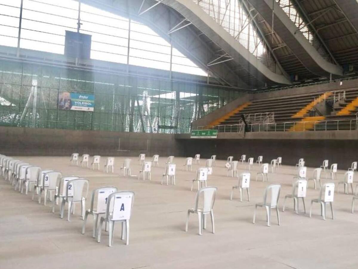 Por falta de pago, suspenden vacunación en dos sitios masivos de Medellín