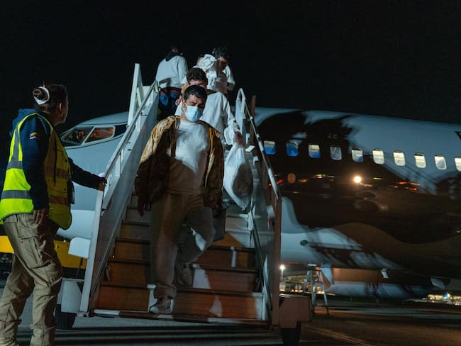 101 colombianos fueron deportados de Estados Unidos: portaban sudaderas de centros de detención