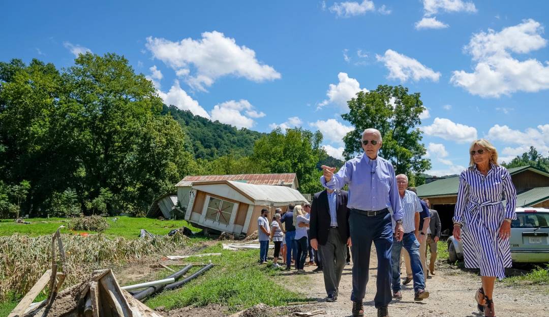 Biden visita familias afectadas por inundaciones en Kentucky y promete más ayudas. Foto: @WhiteHouse