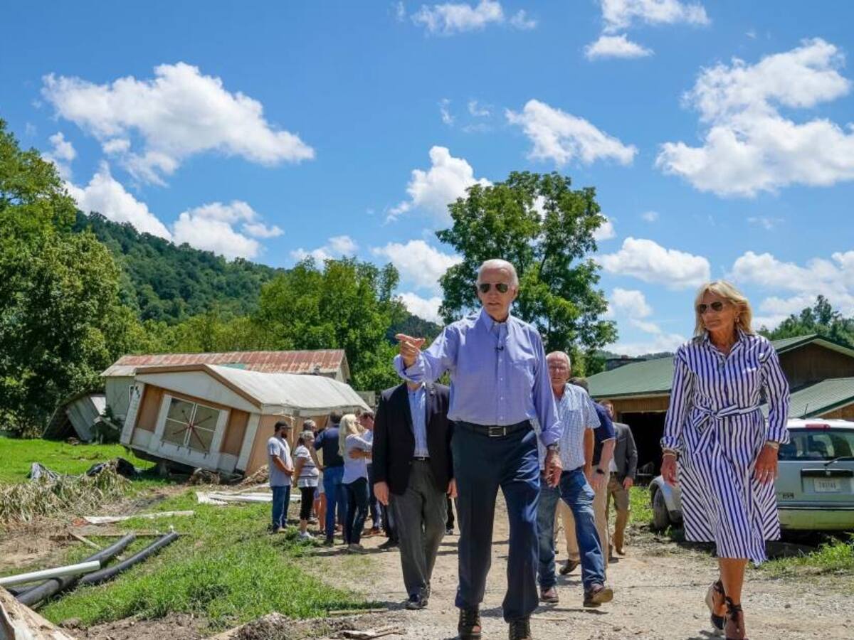 Biden visita familias afectadas por inundaciones en Kentucky y promete más ayudas