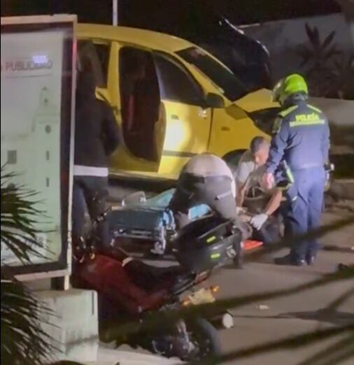 Paramédicos atienden a uno de los capturados