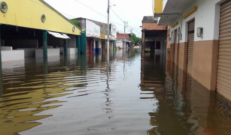 Locales comerciales inundados por la Cienaga del San Jorge.