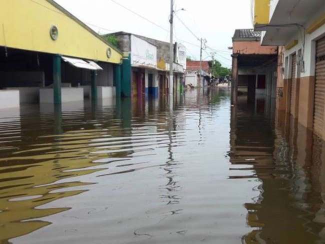 Locales comerciales inundados por la Cienaga del San Jorge.