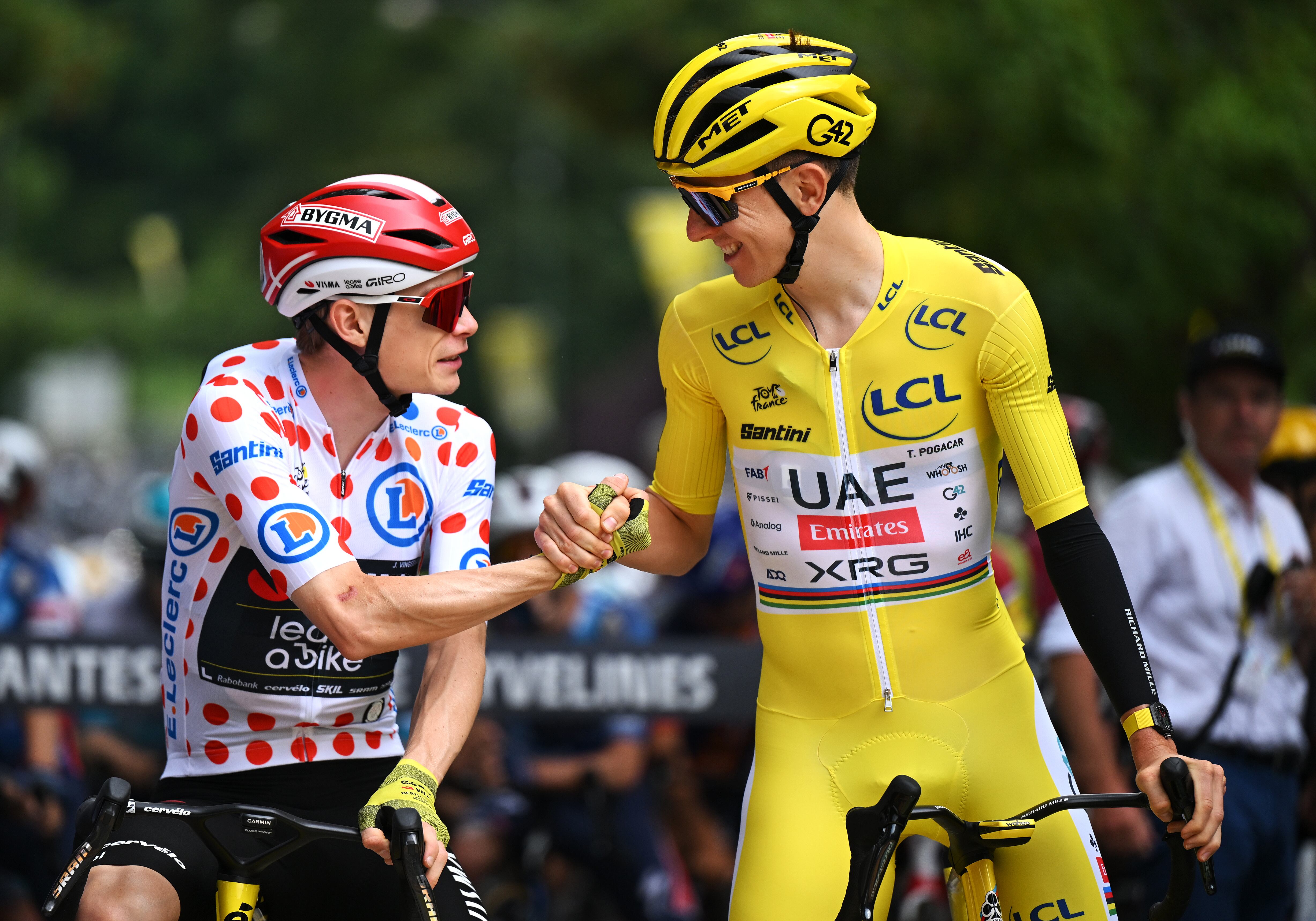Tadej Pogacar junto a Jonas Vingegaard, segundo del Tour de Francia. (Photo by Dario Belingheri/Getty Images)