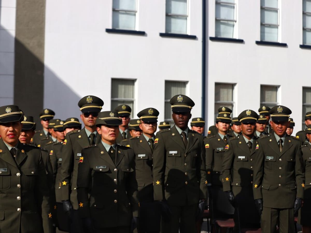 Presidente Petro firma decreto que autoriza ascenso de más de 600 policías
