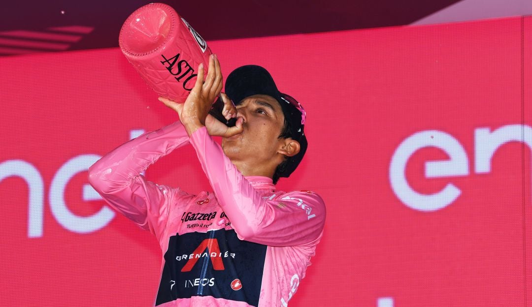 Egan Bernal festeja el título del Giro de Italia.