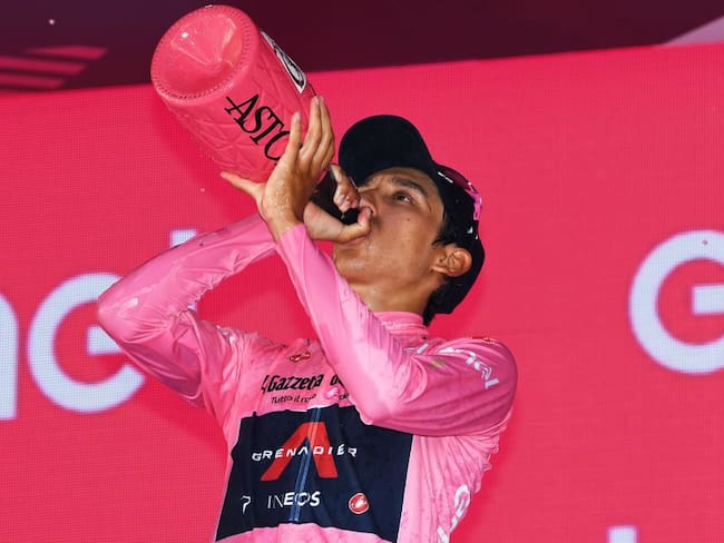 Egan Bernal festeja el título del Giro de Italia.