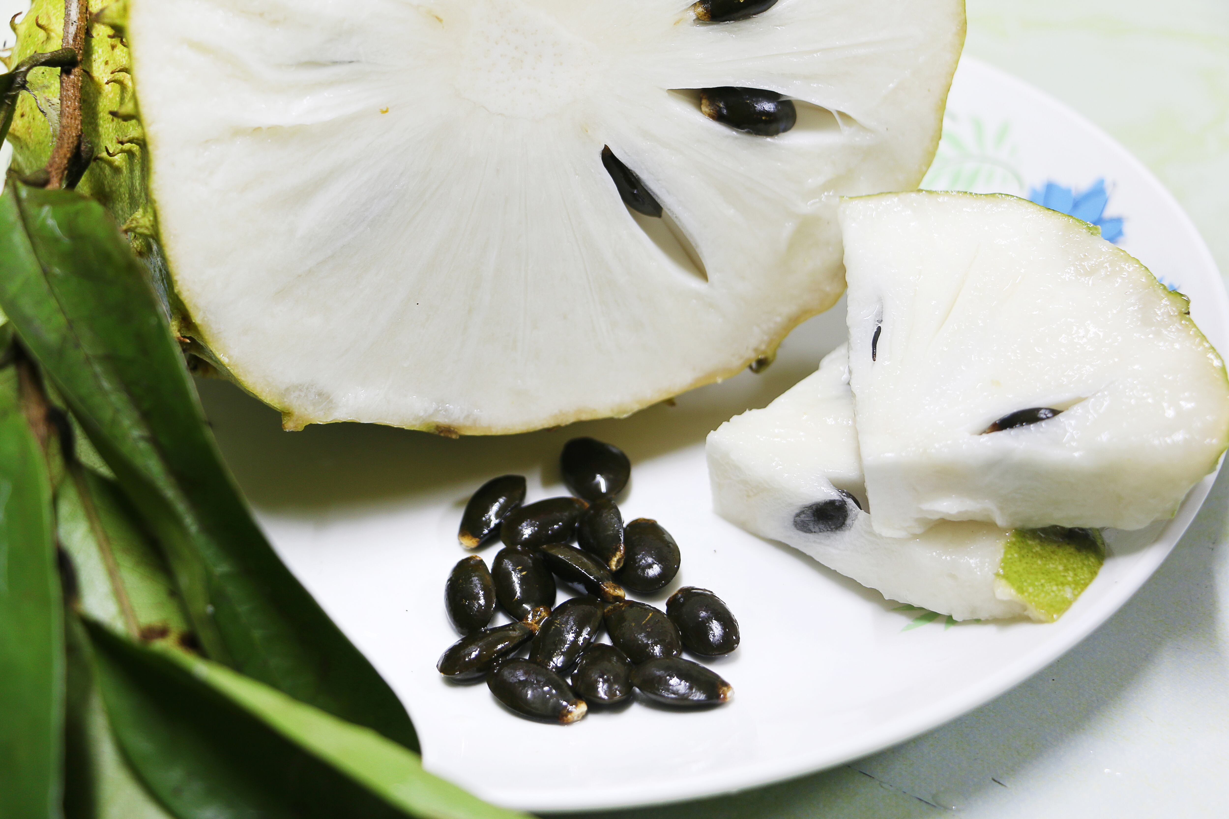 Fruta guanábana cortada y con sus semillas (Foto vía Getty Images)