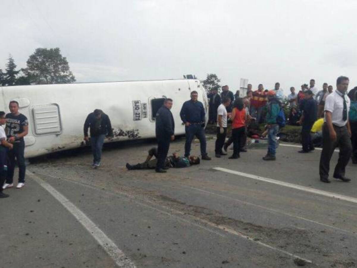 Accidente de tránsito entre Huila y Putumayo dejó tres muertos y 22 heridos
