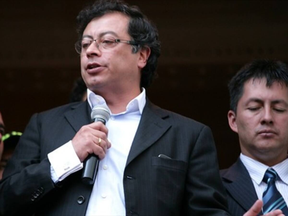 Si Slim no le devuelve la plata a la ETB se convierte en un ladrón: Petro