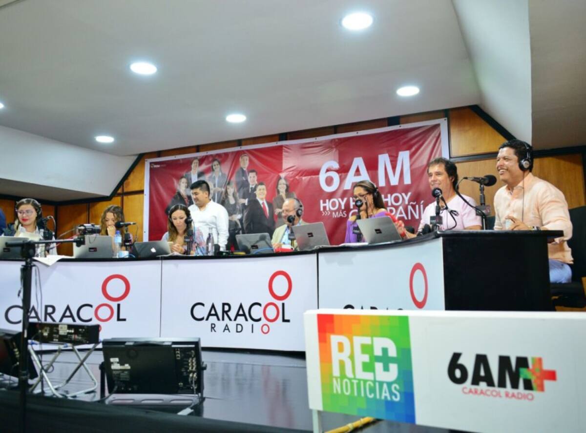 A lo largo de la mañana escucharán a personajes de la ciudad, las iniciativas en marcha y los problemas que aquejan a sus gentes y muchas cosas de interés desde Santa Marta para Colombia.