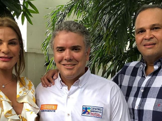 José Guillermo &#039;Ñeñe&#039; Hernández (derecha) publicaba en redes sociales sus encuentros con el entonces candidato presidencial Iván Duque (centro). ,