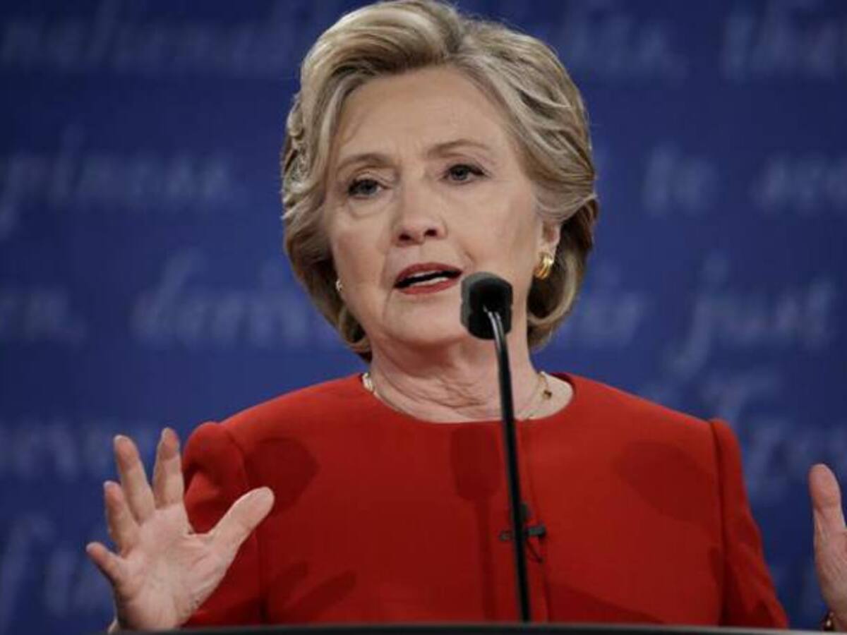 Clinton pide una "mente abierta" hacia Trump y le desea éxito como presidente