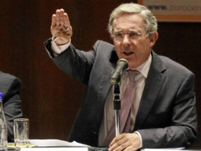 Uribe tira la piedra y esconde la mano: Partidos