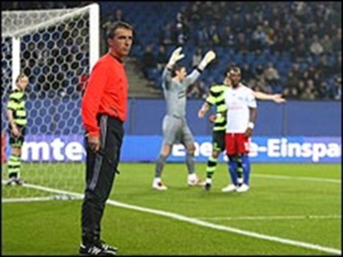 La FIFA aprueba experimentar con más árbitros asistentes en varias competiciones