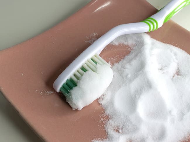 ¿Qué pasa si te cepillas los dientes con bicarbonato todos los días? / Foto: Getty Images