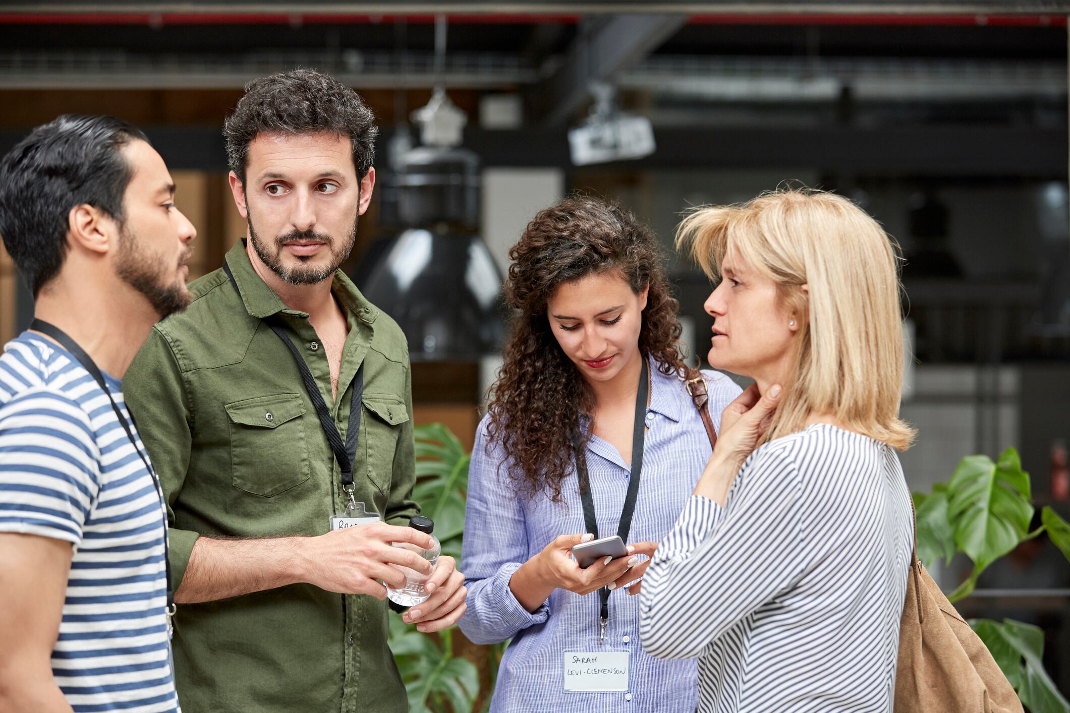 Empleados dialogando en una reunión (Foto vía Getty Images)