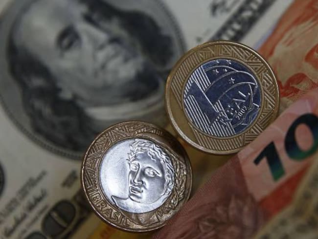 Dólar en Colombia se acerca a los límites de intervención del Banco República