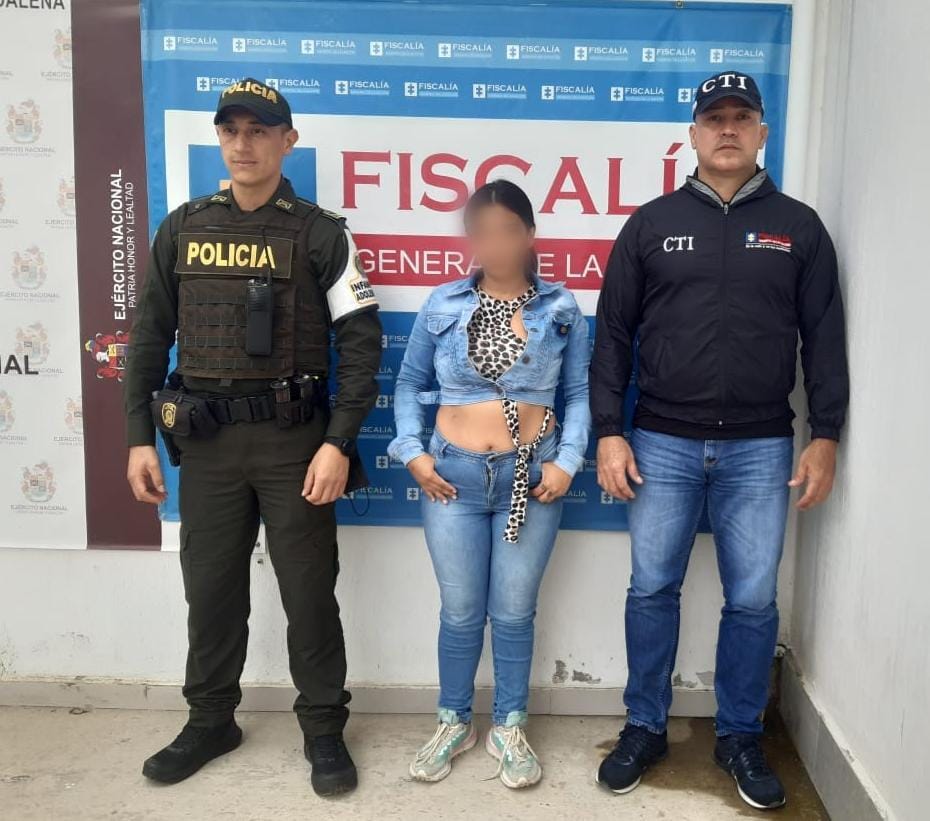 Ante las evidencias recolectadas por los investigadores, el ente acusador logró solicitar la orden de captura contra la mamá de la menor, por el delito de violencia intrafamiliar.