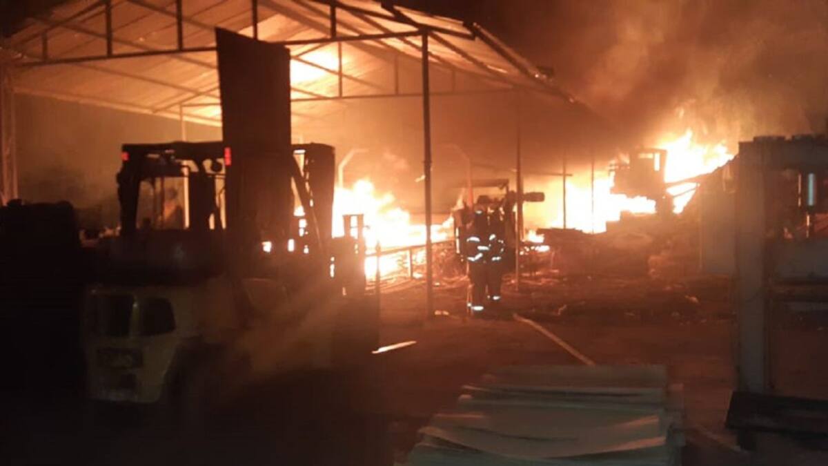 Pérdidas económicas dejó incendio en fabrica de maderas de El Cerrito