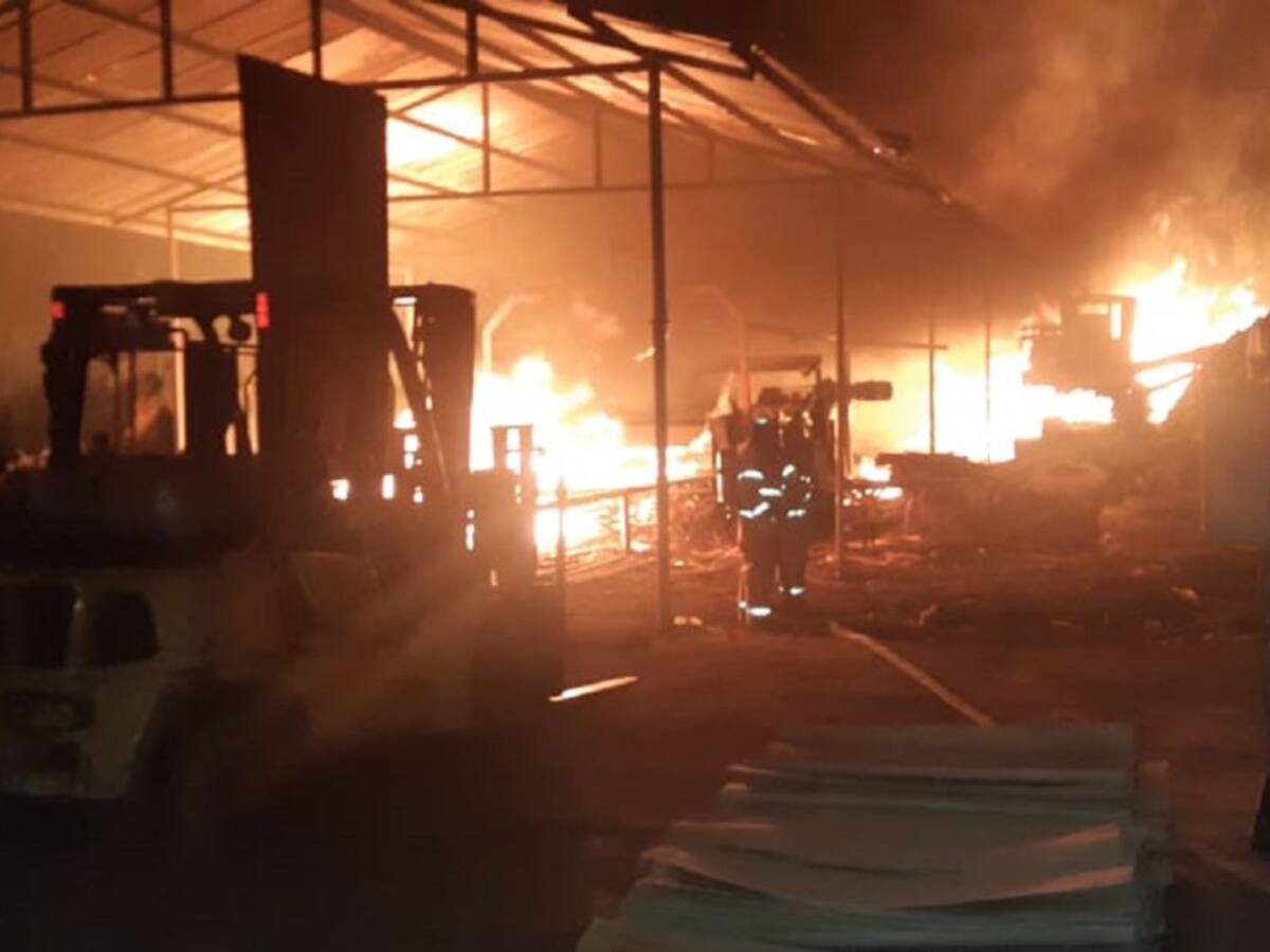 Pérdidas económicas dejó incendio en fabrica de maderas de El Cerrito