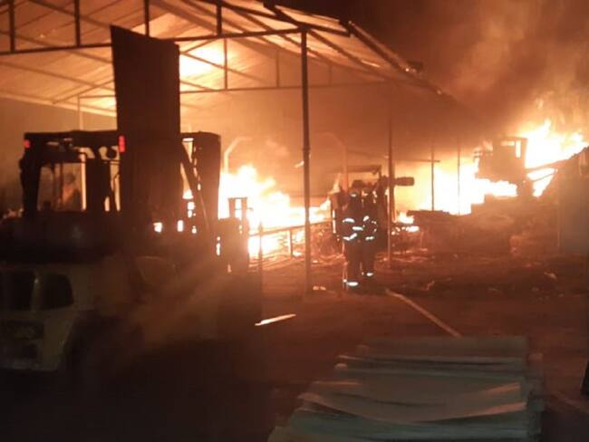 Pérdidas económicas dejó incendio en fabrica de maderas de El Cerrito
