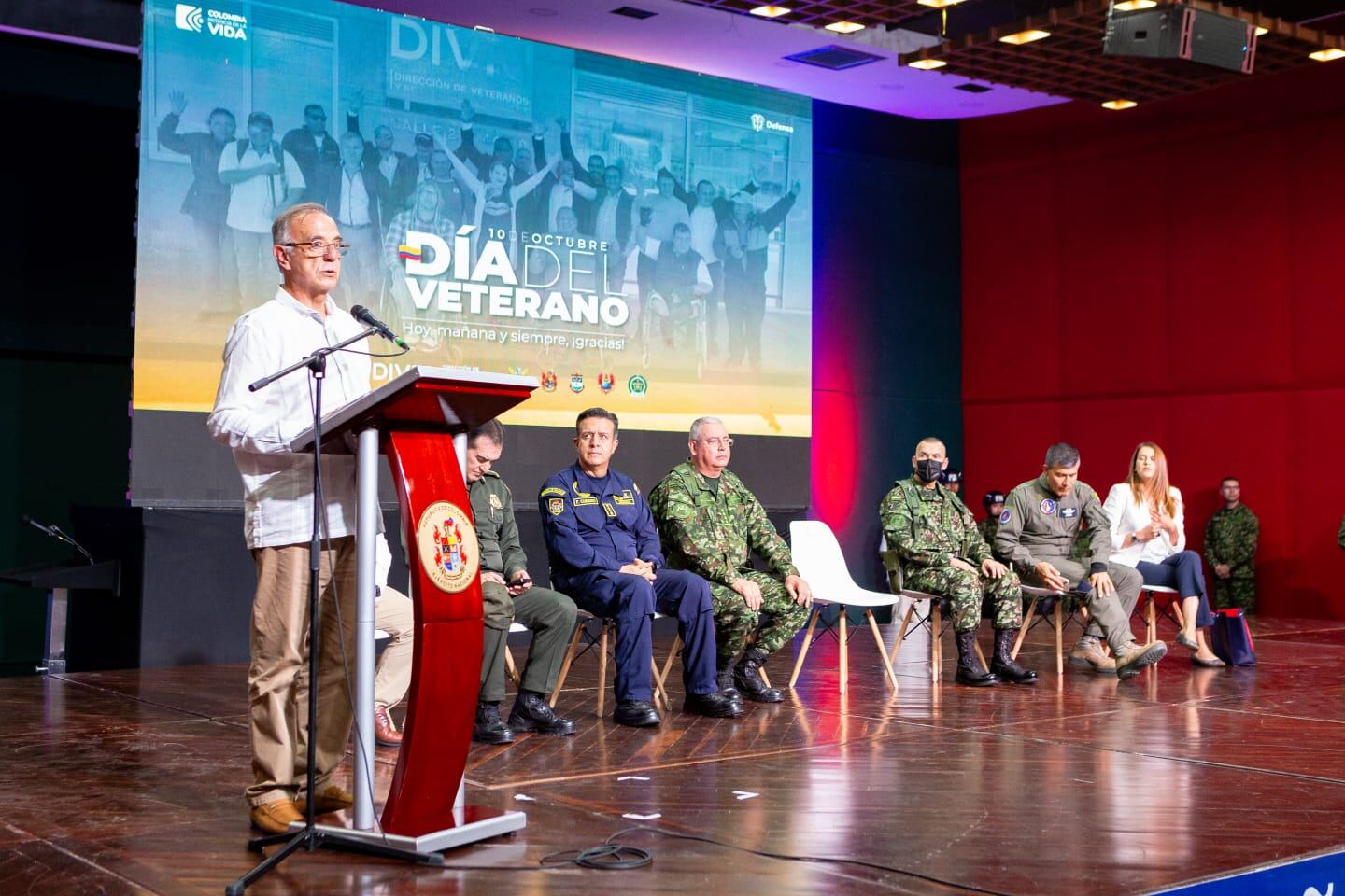 Así lo sostuvo el ministro de Defensa Nacional, Iván Velásquez, en el marco de la conmemoración del Día del Veterano, dónde además, informó que el principal objetivo es promover la atención integral, a través de la coordinación interinstitucional, reconociendo su bienestar físico y psicosocial, para contribuir a mejorar su calidad de vida.