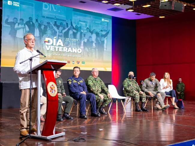 Así lo sostuvo el ministro de Defensa Nacional, Iván Velásquez, en el marco de la conmemoración del Día del Veterano, dónde además, informó que el principal objetivo es promover la atención integral, a través de la coordinación interinstitucional, reconociendo su bienestar físico y psicosocial, para contribuir a mejorar su calidad de vida.