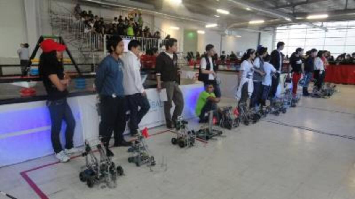 26 febrero. VEX Robotics Competition. 20 equipos conformados por estudiantes de colegio compitieron en el C.C. Gran Estación por el título de robótica. Aquí los capitanes con sus robots.