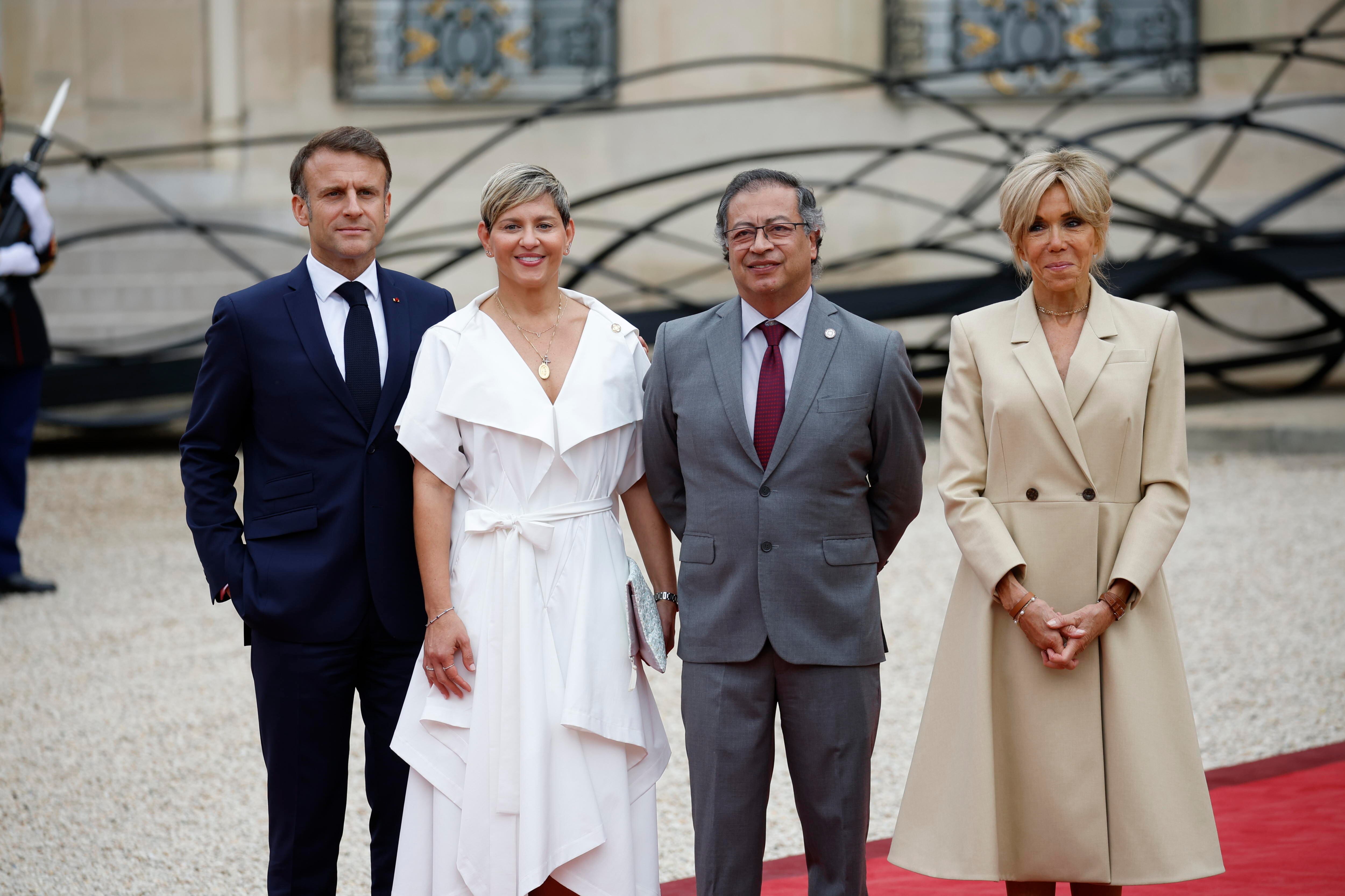 El presidente francés Emmanuel Macron (L) y su esposa Brigitte (R) posan para una foto con el presidente colombiano Gustavo Petro y la primera dama Verónica Alcocer García cuando llegan a una recepción ofrecida por los franceses. (Francia) EFE/EPA/ANDRE PAIN