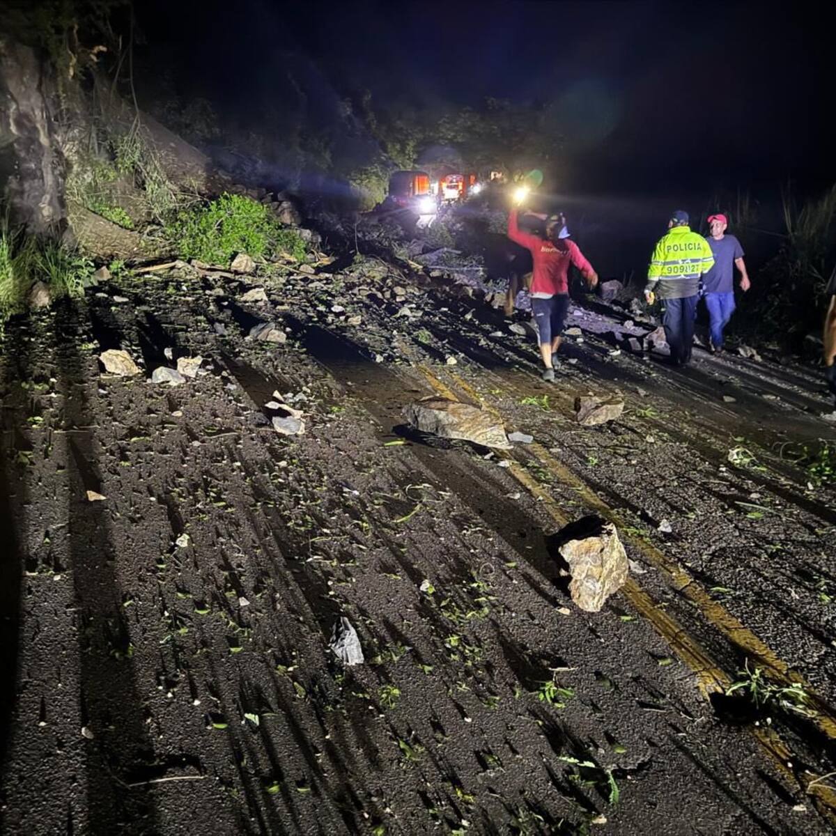 Cierre total vía Bucaramanga - Bogotá por deslizamiento de piedras