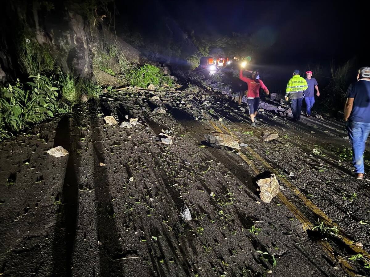 Cierre total vía Bucaramanga - Bogotá por deslizamiento de piedras