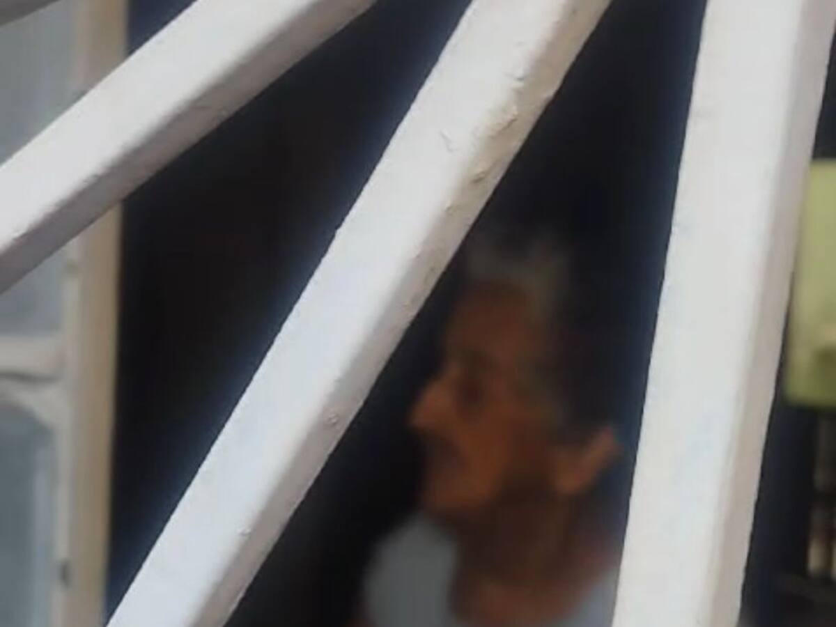 Cali: abuelita con palo en mano trató de evitar ser desalojada de una vivienda