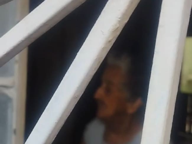 Cali: abuelita con palo en mano trató de evitar ser desalojada de una vivienda - Redes Sociales