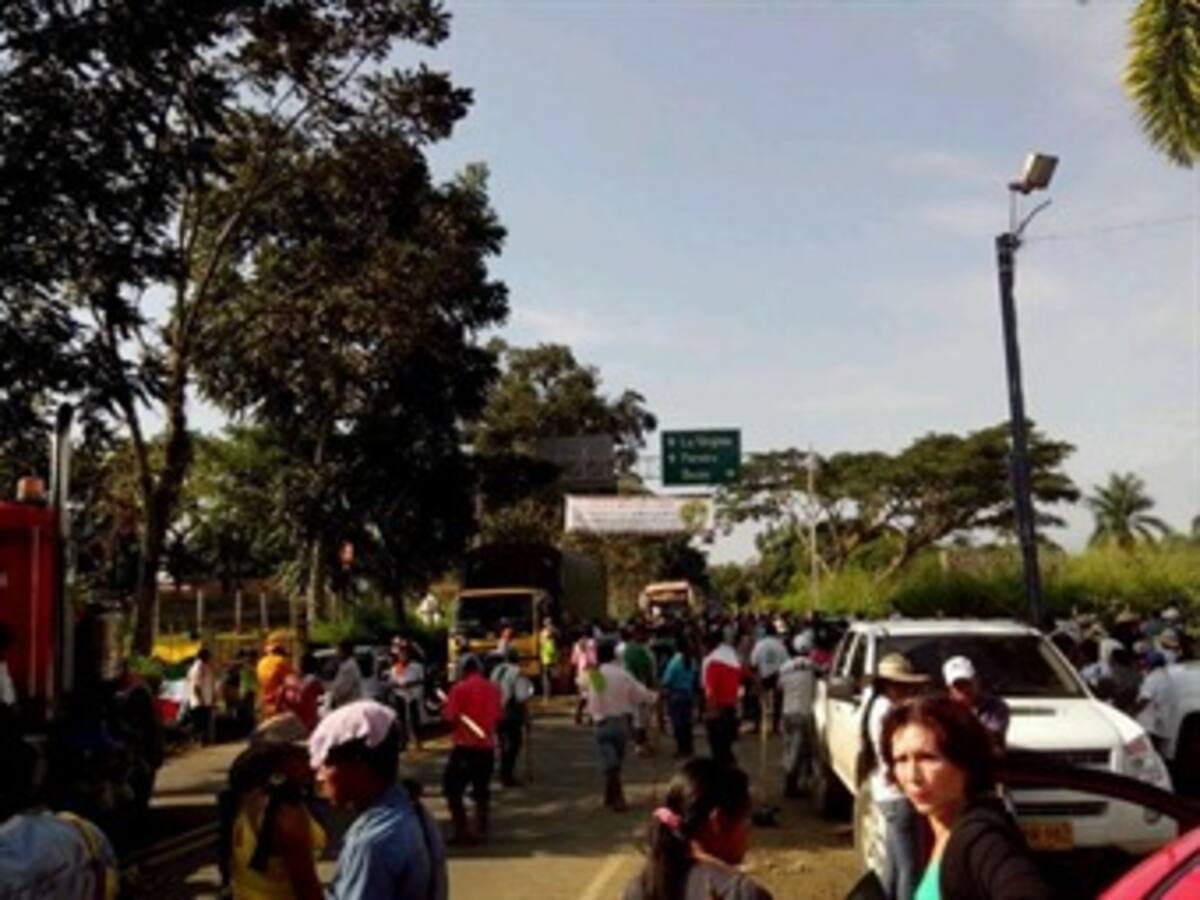 Amarran y enjaulan a cinco uniformados retenidos por indígenas en Risaralda