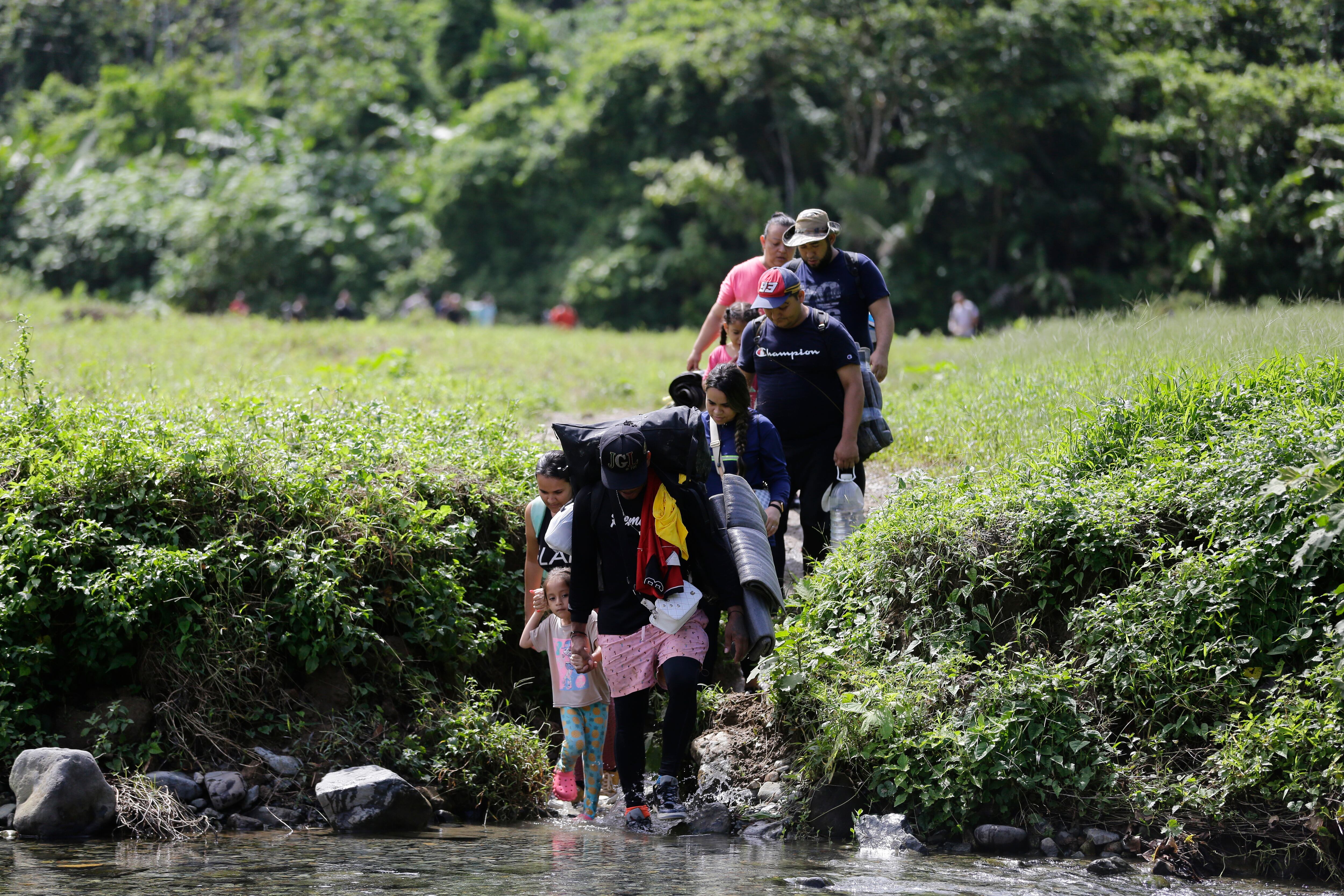 USA8873. DARIÉN (PANAMÁ), 07/09/2023.- Fotografía de archivo fechada el 18 de agosto de 2023 donde aparecen unos migrantes acompañados con niños pequeños mientras caminan en el sector de Cañas Blancas en Darién (Panamá). Una cantidad récord de 40.000 niños ha cruzado en la primera mitad de 2023 la selva del Darién, entre Colombia y Panamá, en un movimiento migratorio que realizan solos o con sus familias, según explicó este jueves la organización Unicef. EFE/Carlos Lemos /ARCHIVO