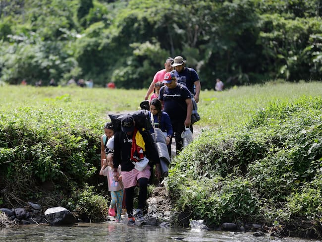 USA8873. DARIÉN (PANAMÁ), 07/09/2023.- Fotografía de archivo fechada el 18 de agosto de 2023 donde aparecen unos migrantes acompañados con niños pequeños mientras caminan en el sector de Cañas Blancas en Darién (Panamá). Una cantidad récord de 40.000 niños ha cruzado en la primera mitad de 2023 la selva del Darién, entre Colombia y Panamá, en un movimiento migratorio que realizan solos o con sus familias, según explicó este jueves la organización Unicef. EFE/Carlos Lemos /ARCHIVO
