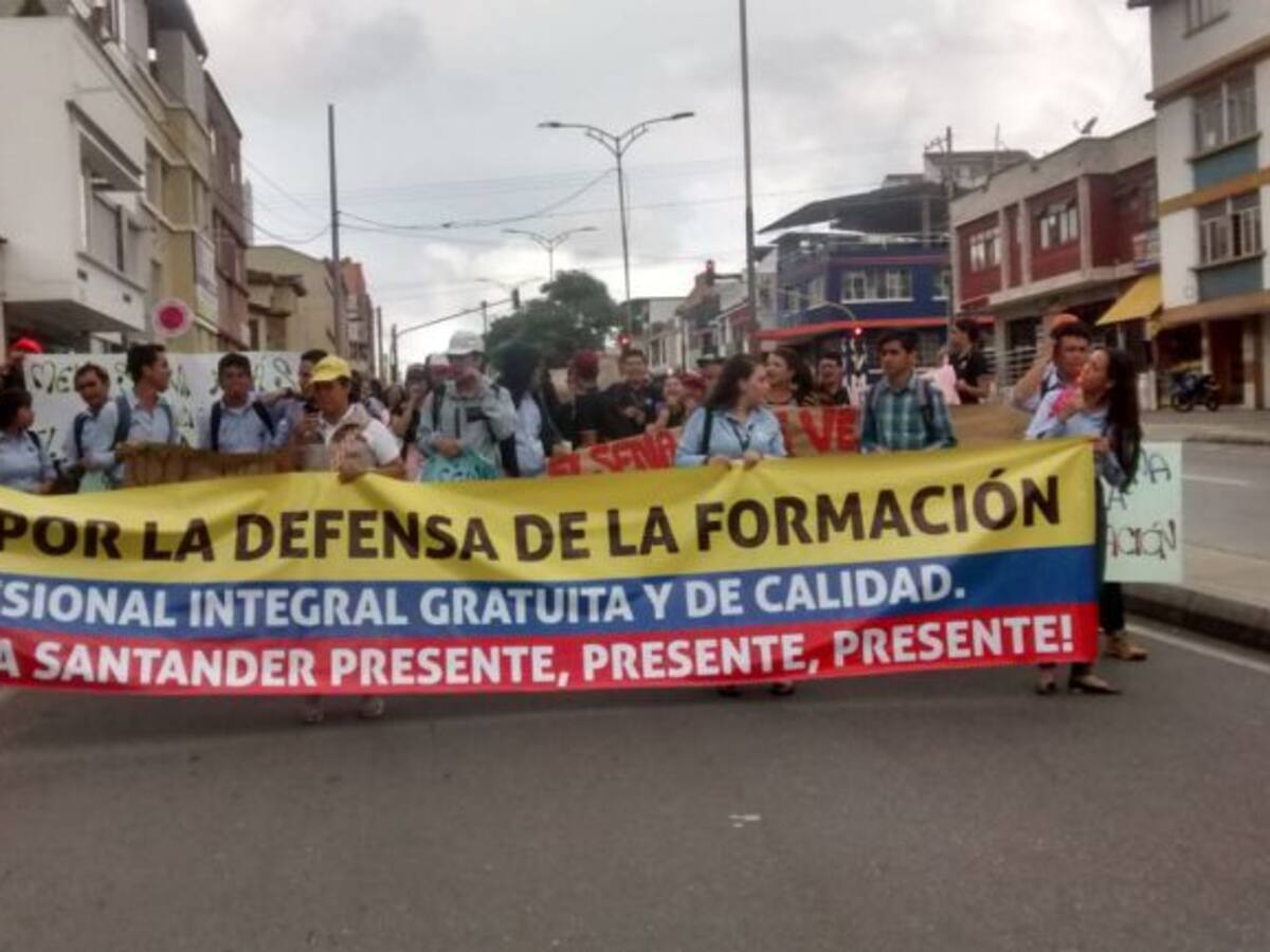 Estudiantes UIS y maestros ya marchan por las carreras 27 y 33