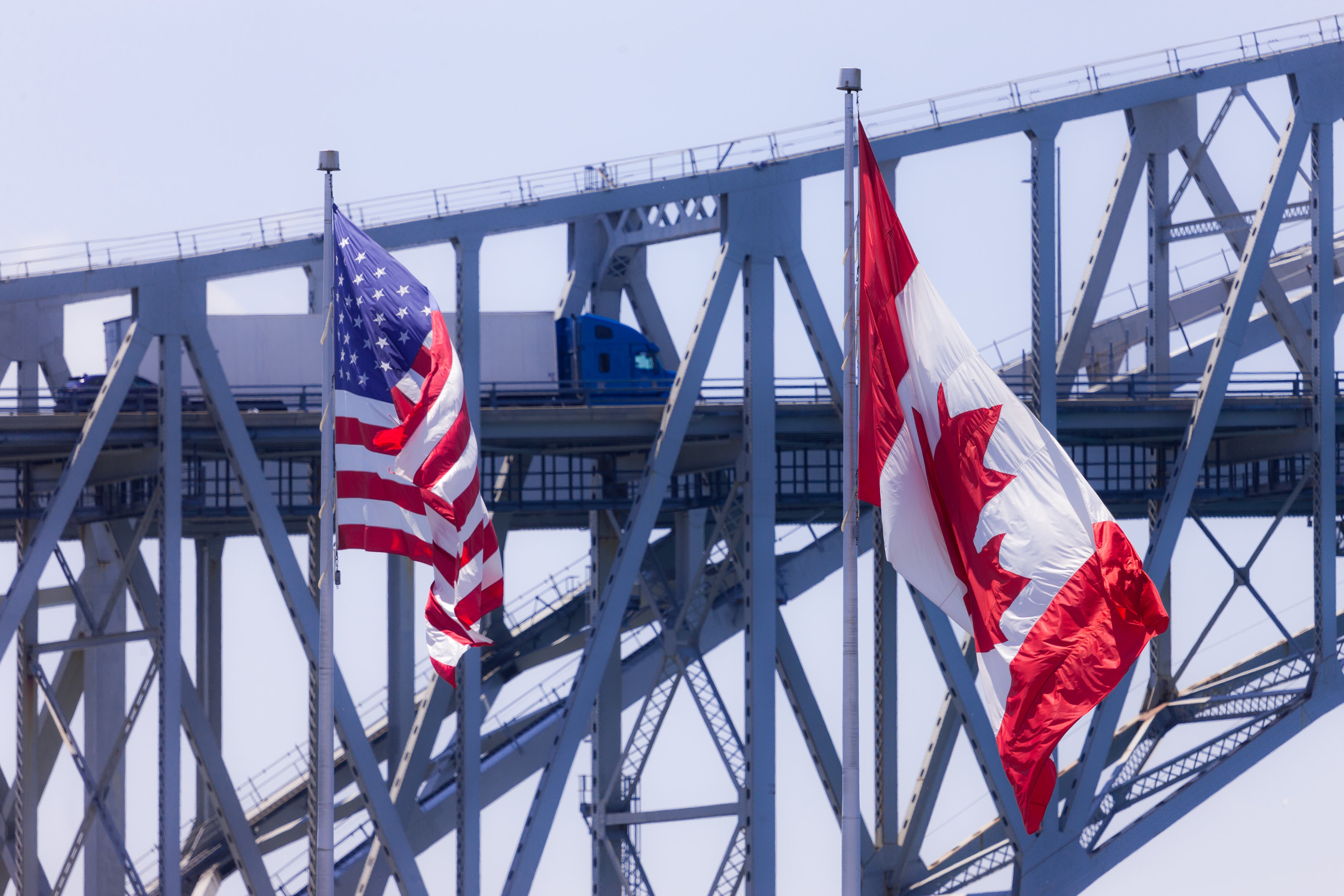 Banderas de Canadá y Estados Unidos. Getty Images.