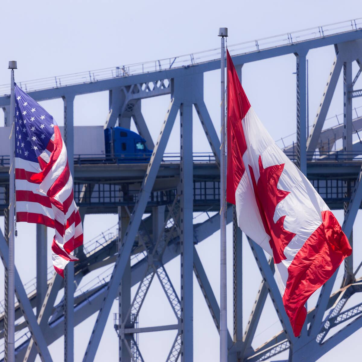 Estados Unidos prohibirá la importación de productos lácteos y bebidas alcohólicas de Canadá