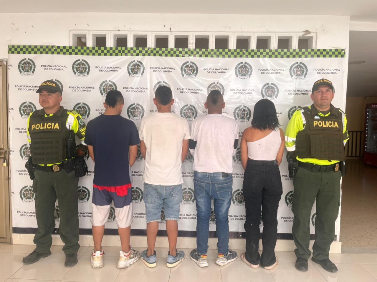 Los señalados al parecer golpearon a un uniformado de la Policía durante un procedimiento de control al tránsito.