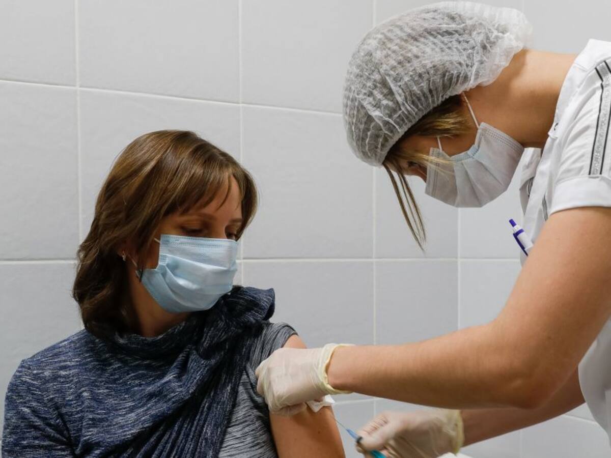 Vacuna Sputnik V protegería hasta por dos años: médico colombiano