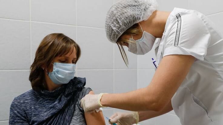 Vacuna Sputnik protegería hasta por dos años: médico colombiano