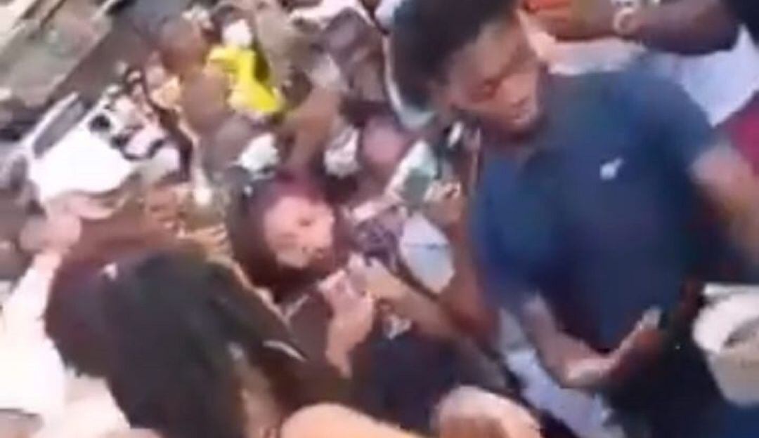 En medio del paro mujer rechazó a hombre que se le declaró con flores